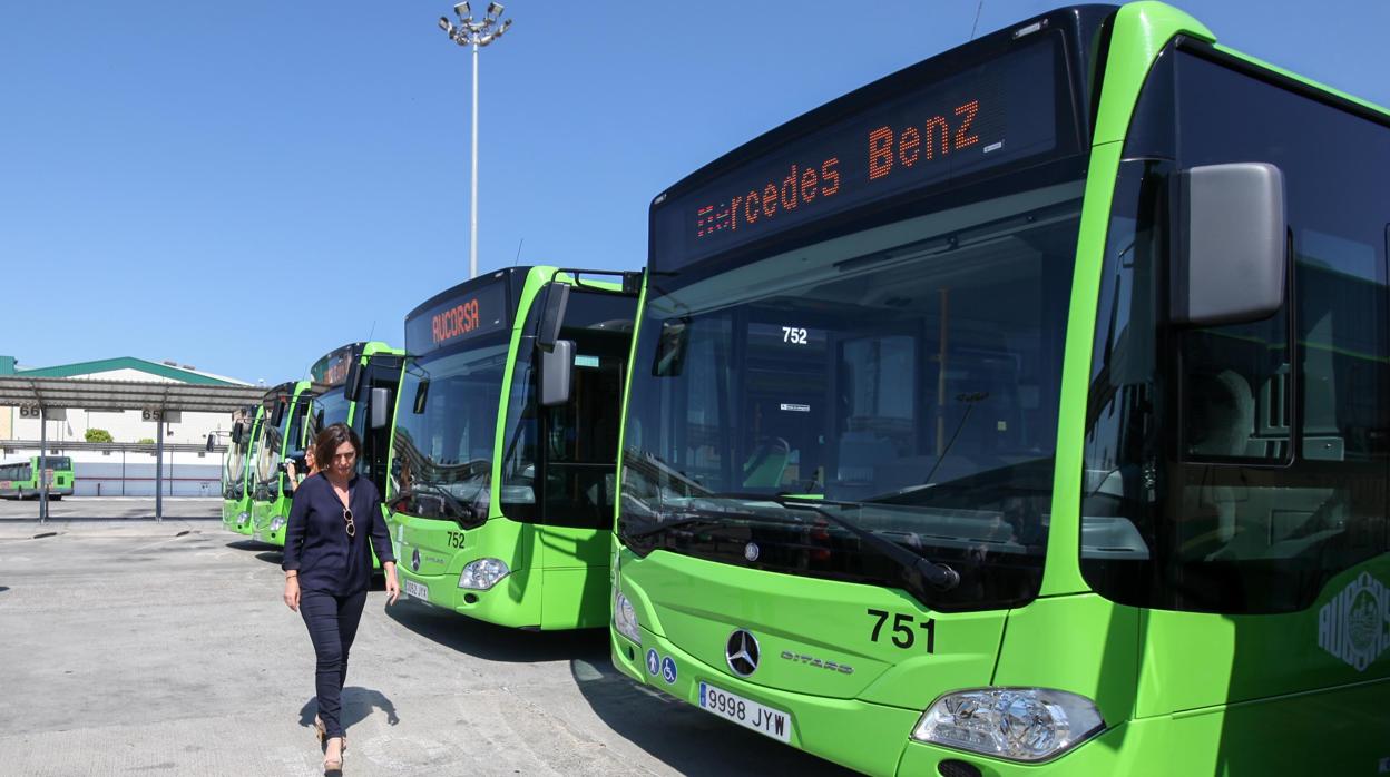 La alcaldesa, Isabel Ambrosio, pasa frente a los autobuses de Aucorsa