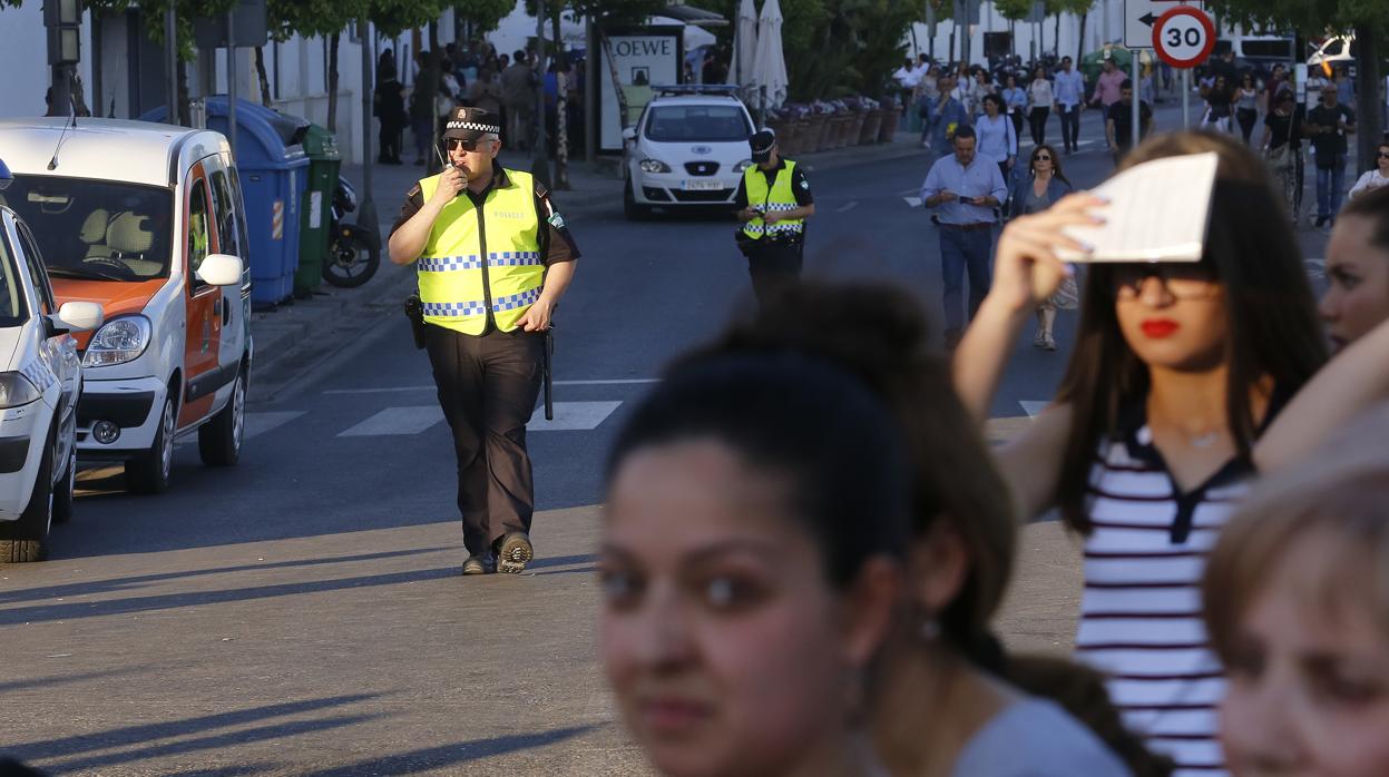 Un policía local, durante el dispositivo de una procesión