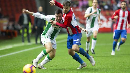 Javi Galán, en el Sporting-Córdoba, único partido en el que puntuó fuera