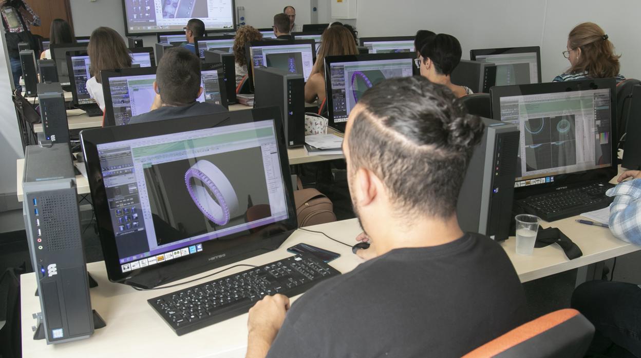 Alumnos en la Escuela de Joyería de Córdoba