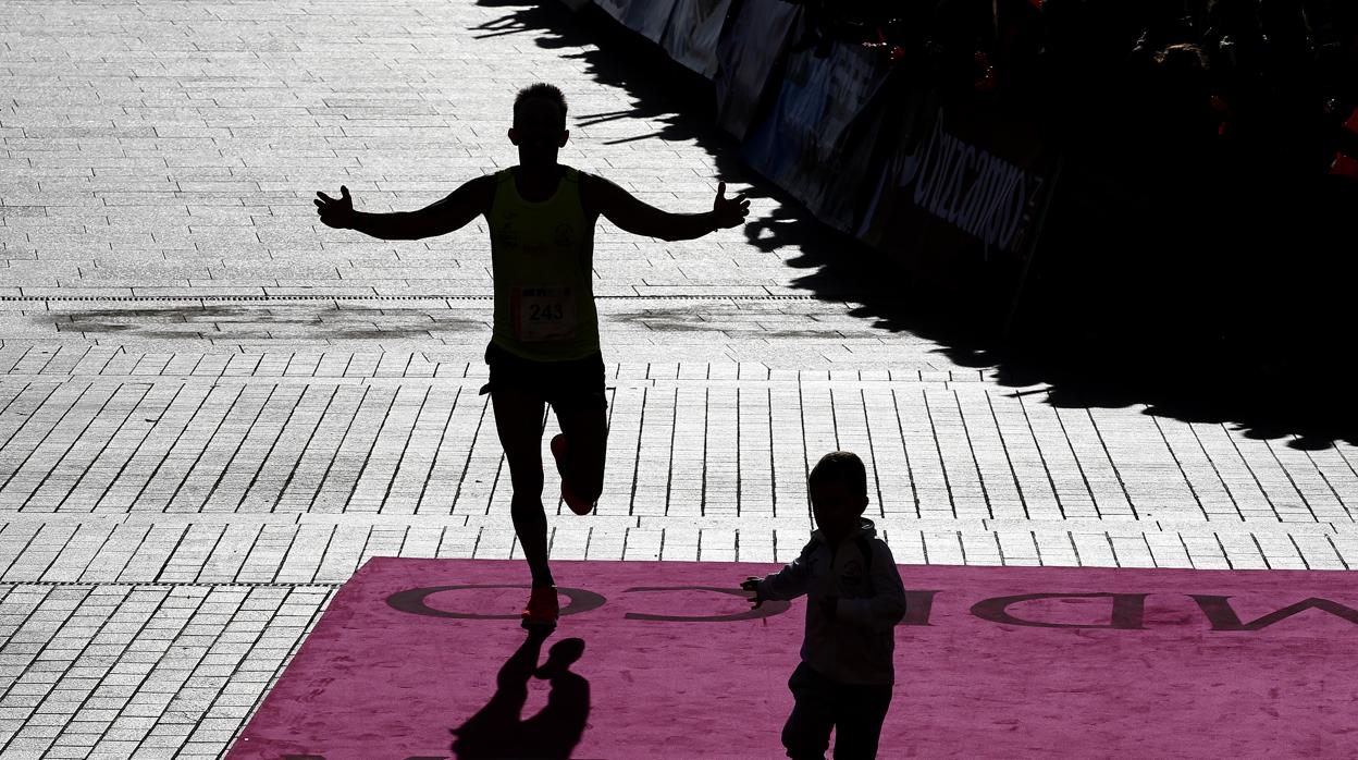 Un atleta entrando en meta en la edición pasada