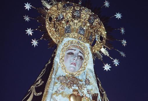 La imagen de Nuestra Señora de los Dolores antes de ser restaurada, en el 2001