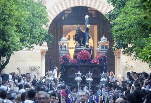 Imagen de Nuestro Padre Jesús Caído saliendo de la Mezquita-Catedral