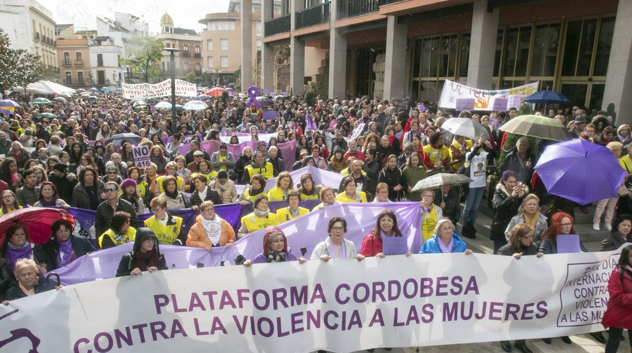 Manifestación contra la violencia de género junto al Ayuntamiento de Córdoba