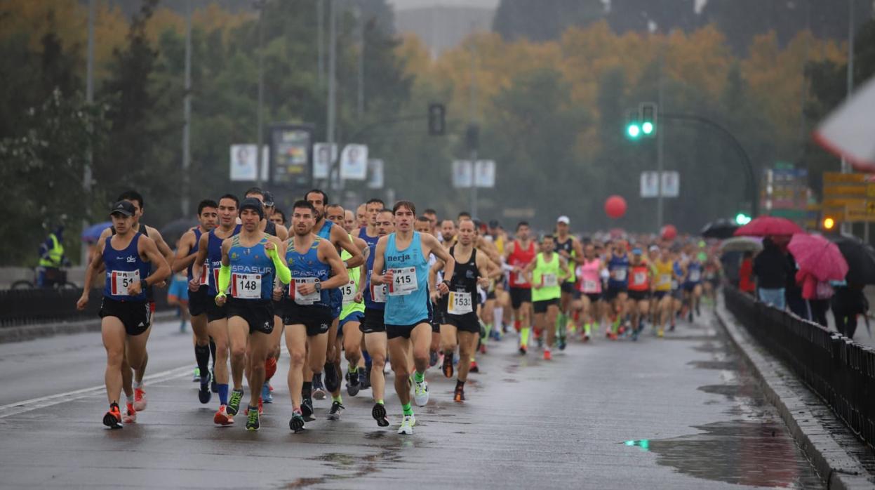 Corredores durante la Media Maratón de Córdoba 2018