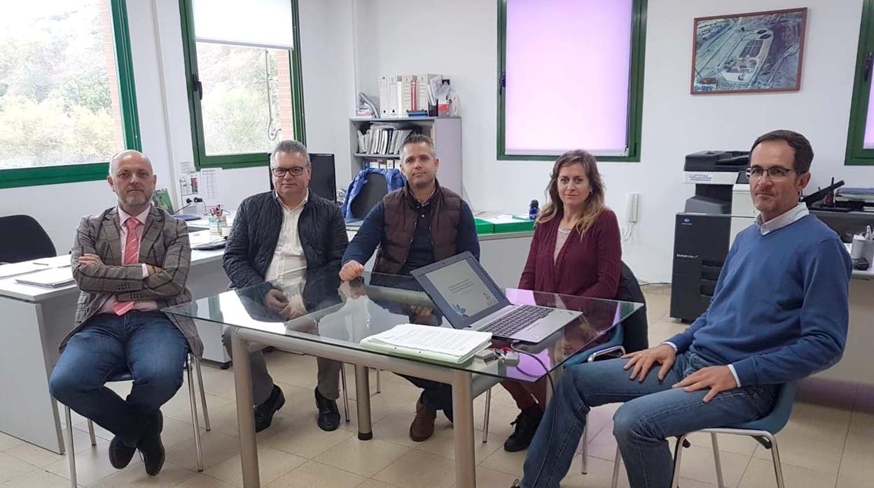 Reunión del alcalde de Puente Genil con empresarios por los vertidos al río