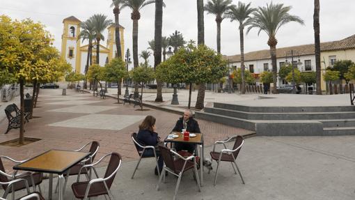 Dos clientes de una cafetería en la plaza de Cañero