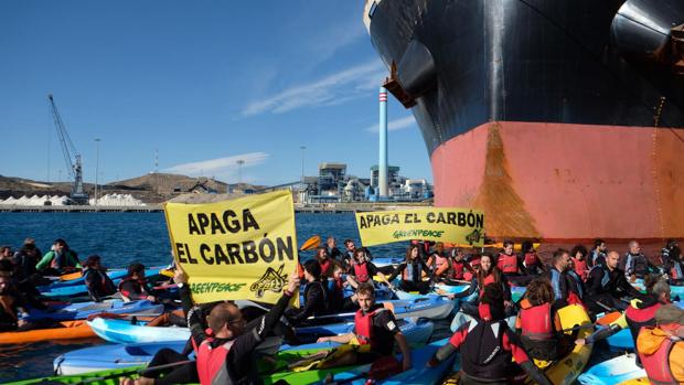 Greenpeace entra en el puerto de la central térmica de Carboneras para exigir su cierre