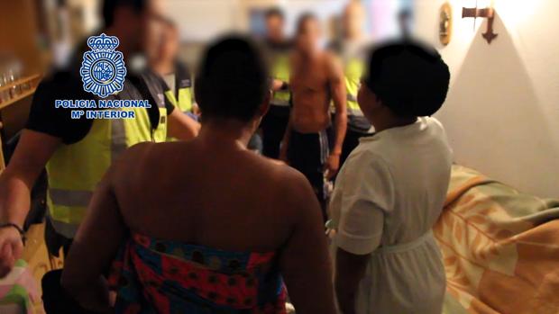 Liberadas 13 mujeres de una red que prostituía a nigerianas y las extorsionaban con vudú en Málaga