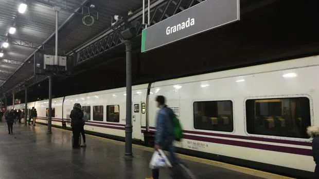 El primer tren Talgo Granada-Madrid pone fin a tres años de aislamiento ferroviario