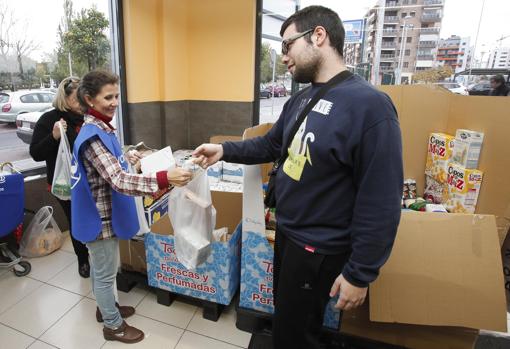 Entrega de comida con destino al Banco de Alimentos de Córdoba