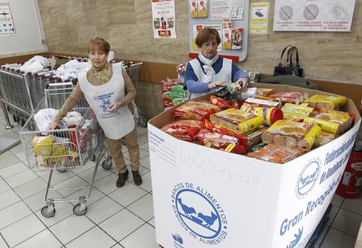 Una de las cajas llena de comida durante una Gran REcogida en Córdoba