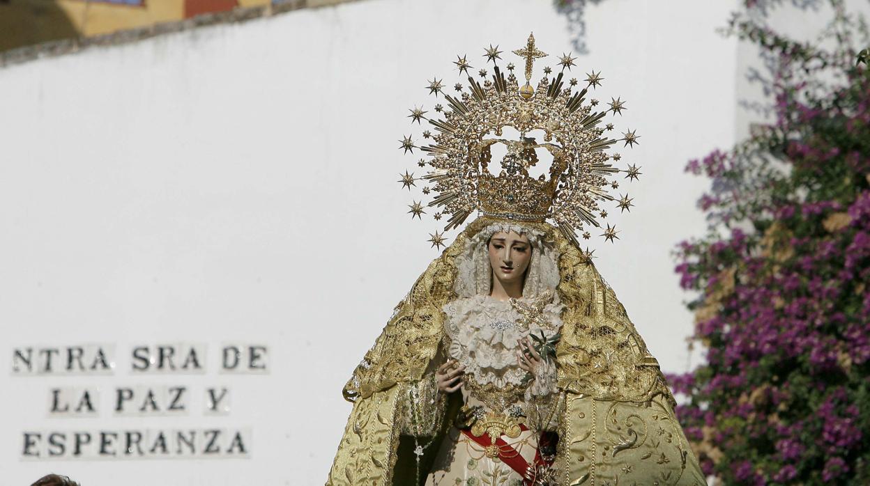 María Santísima de la Paz y Esperanza durante su rosario de la aurora del año 2009