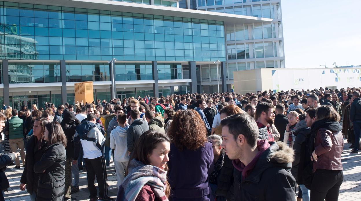 Trabajadores en el paro de 10 minutos convocado