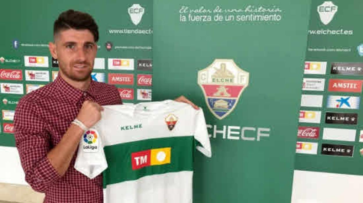 El medio cordobés y excordobesista Javi Flores, con la camiseta del Elche