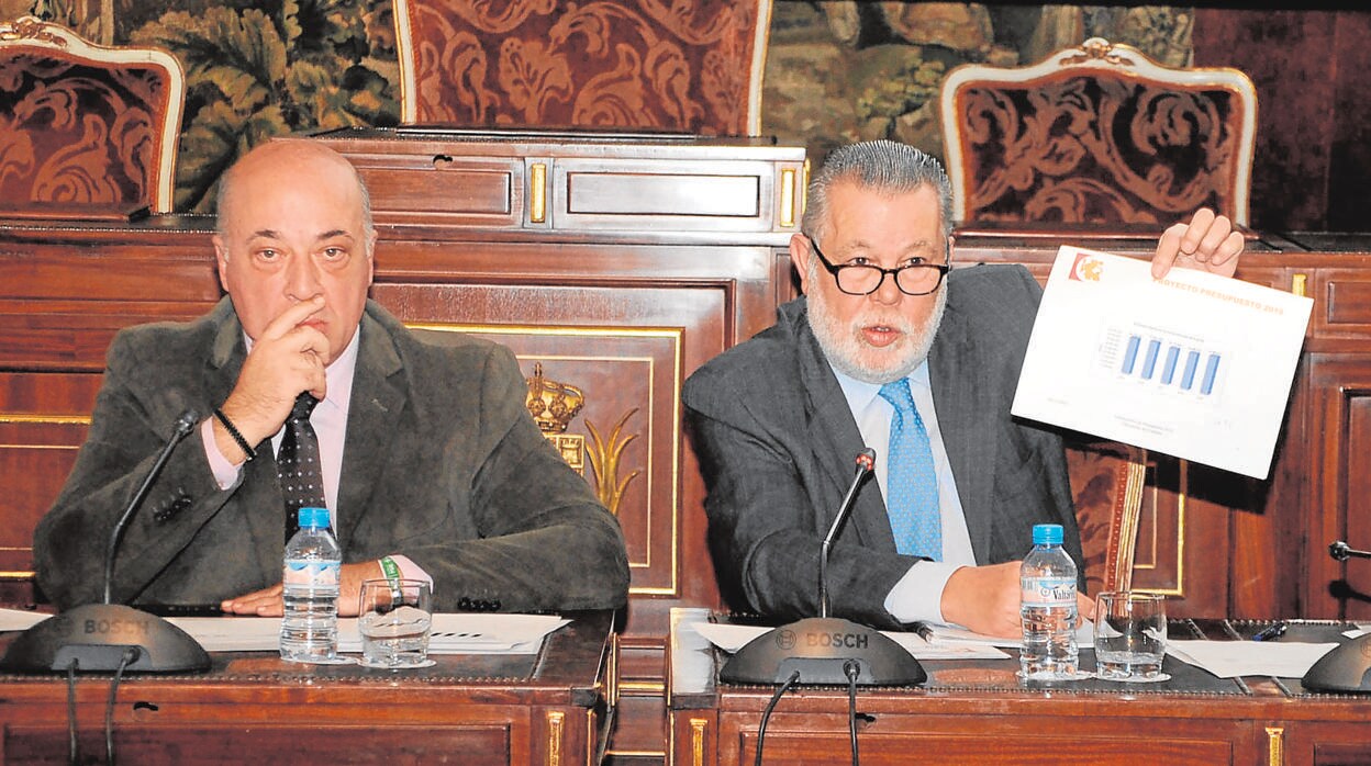 Blanco muestra un gráfico sentado junto a Antonio Ruiz en la comparecencia de ayer en Diputación