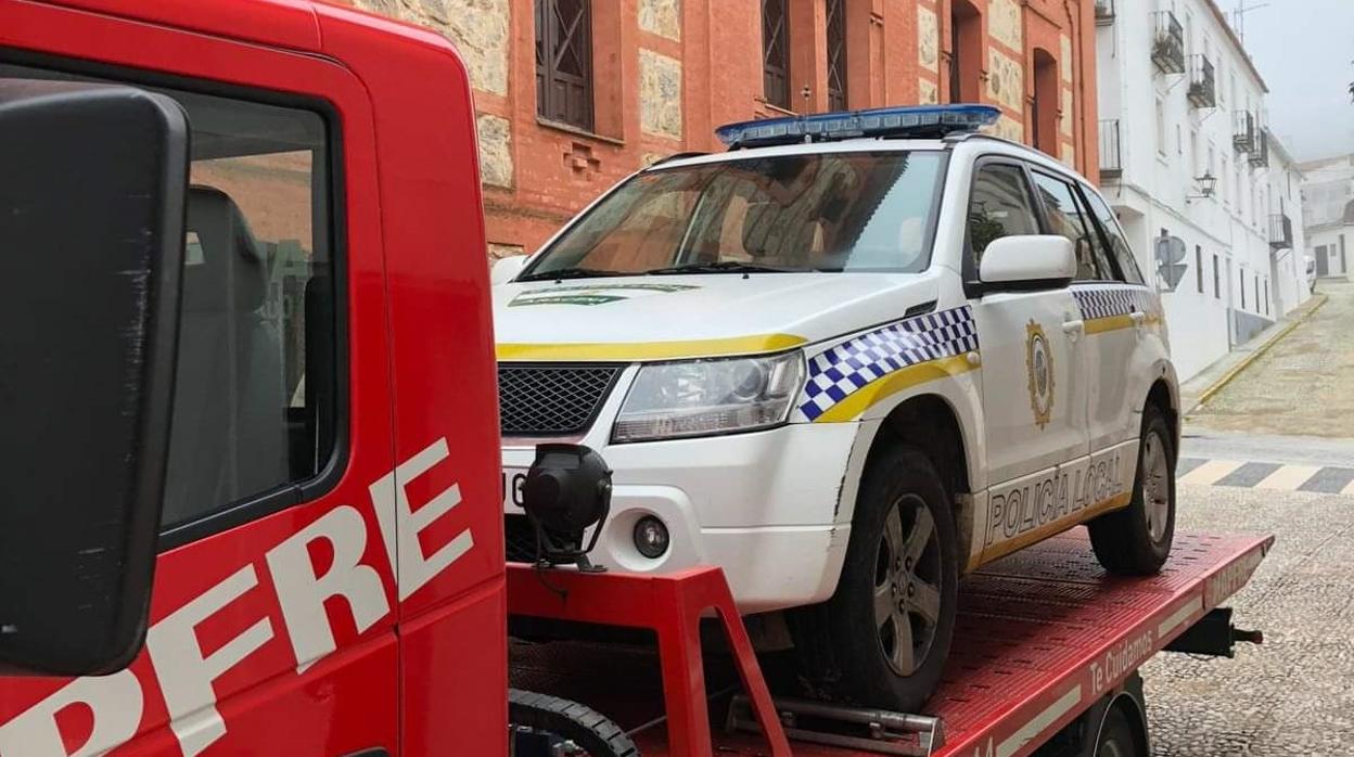 Una grúa traslada el coche patrulla tras averiarse