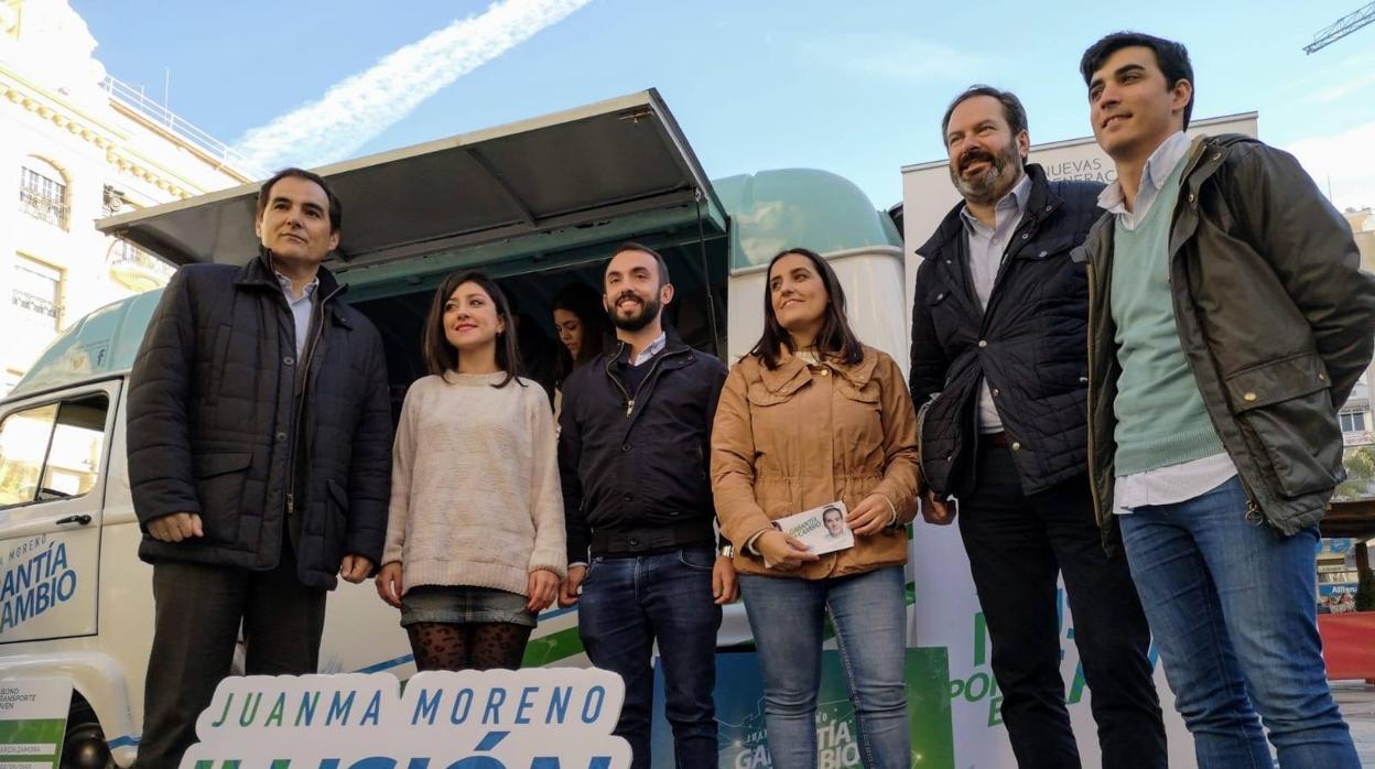 Nieto, junto a Moreno y Jurado y a miembros de Nuevas Generaciones de Córdoba y Andalucía