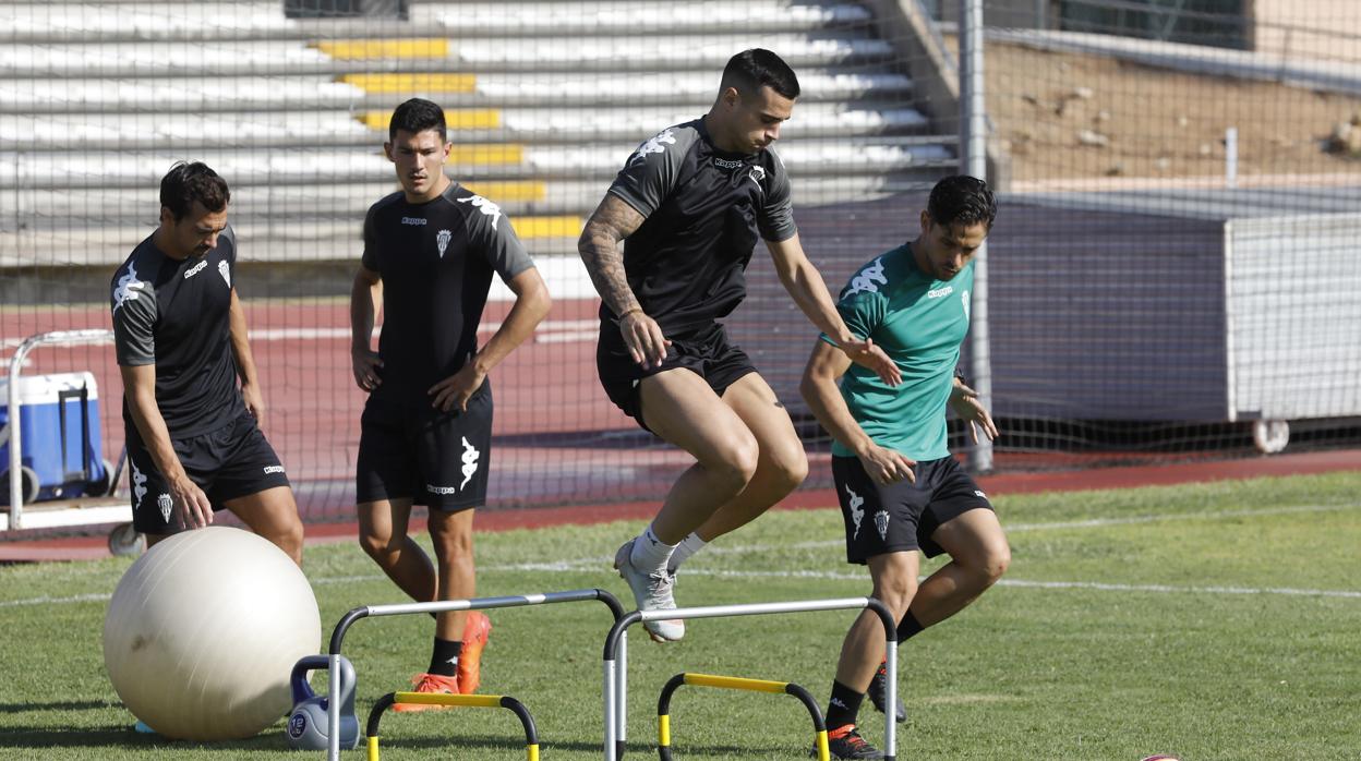 El extremo Jaime Romero salta un obstáculo