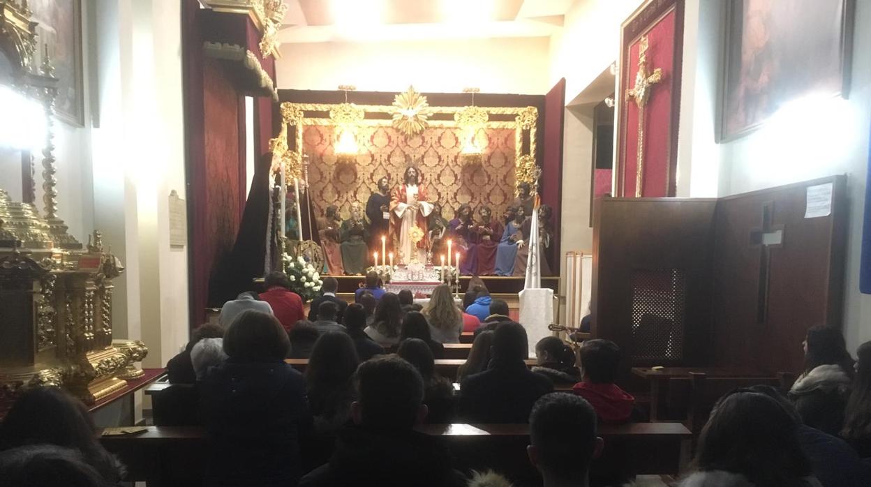 Los jóvenes, en la capilla de la Sagrada Cena de Córdoba durante la adoración