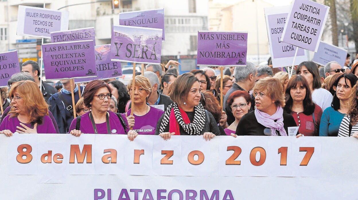 La alcaldesa, Isabel Ambrosio, en la manifestación por el Día de la Mujer Trabajadora de 2017