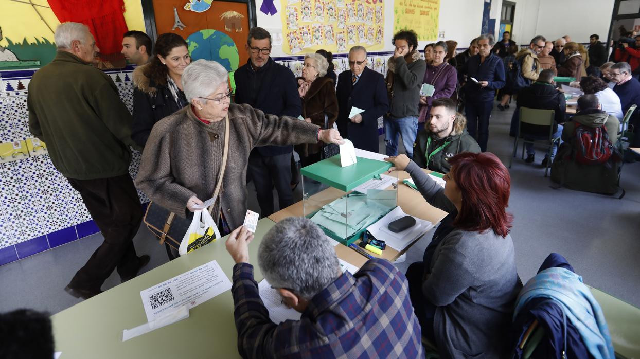 Una mujer vota esta mañana en el colegio Colón de la capital