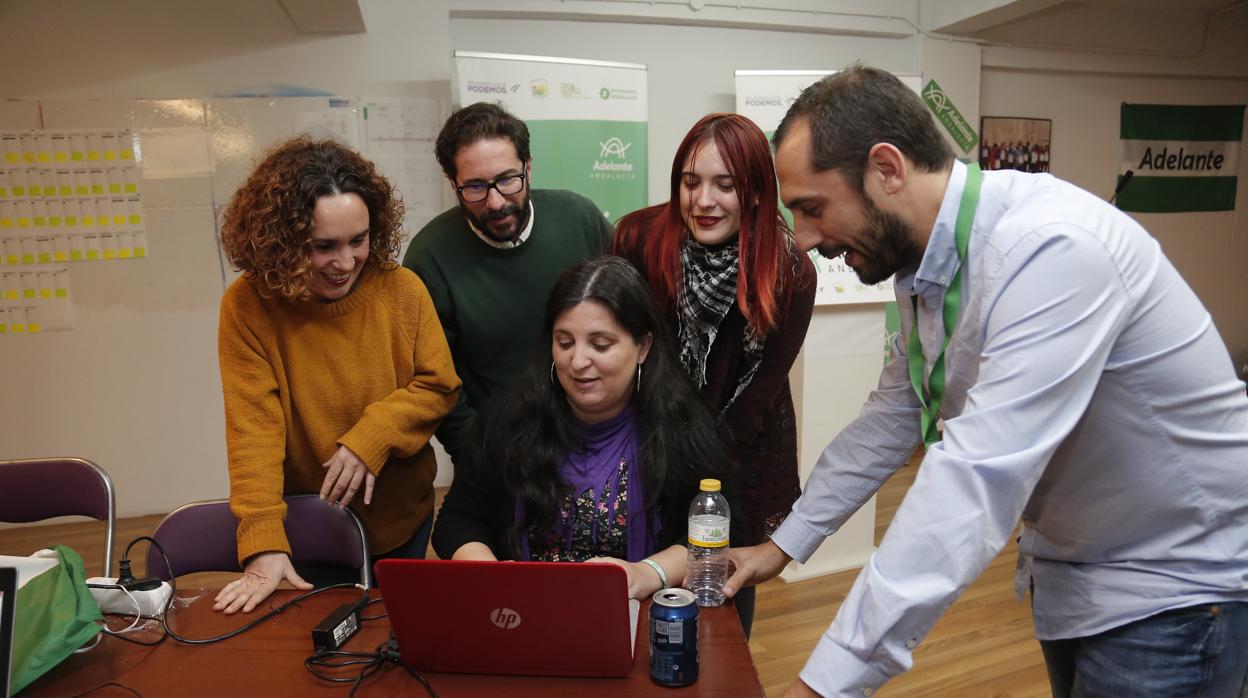 Elecciones andaluzas de 2018 | Expectación y optimismo mesurado en la sede de Adelante Andalucía