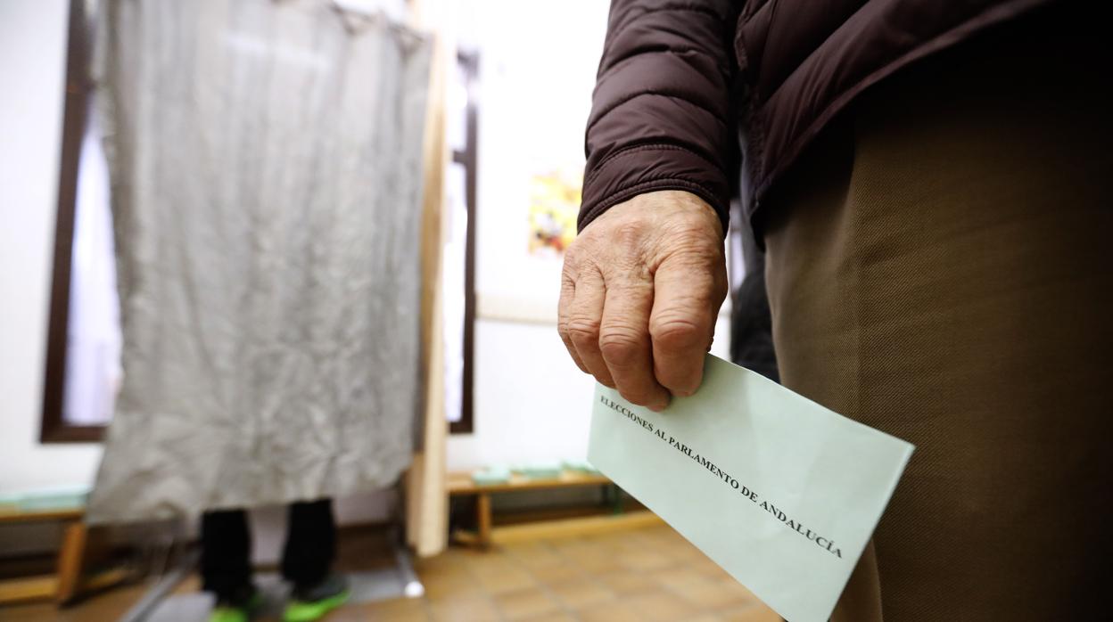 Un vecino ejerce su voto en uno de los colegios electorales de la capital de Córdoba