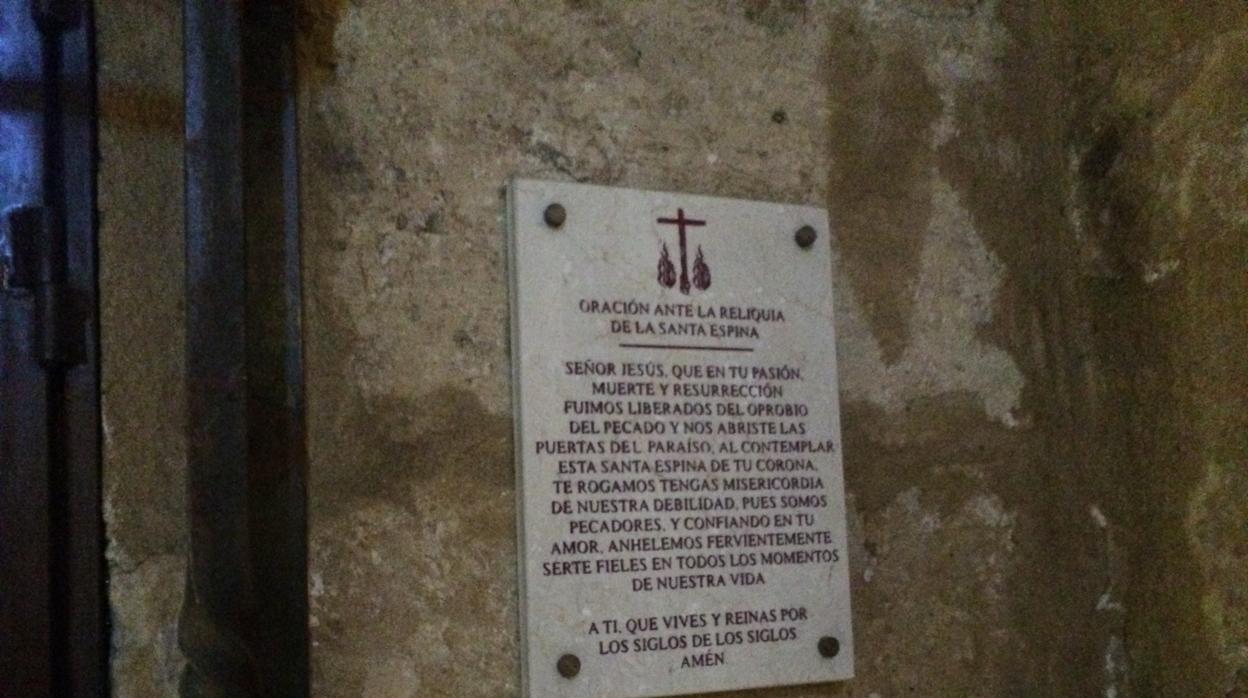 Placa que recoge la oración a la Santa Espina de la hermandad de Ánimas de Córdoba