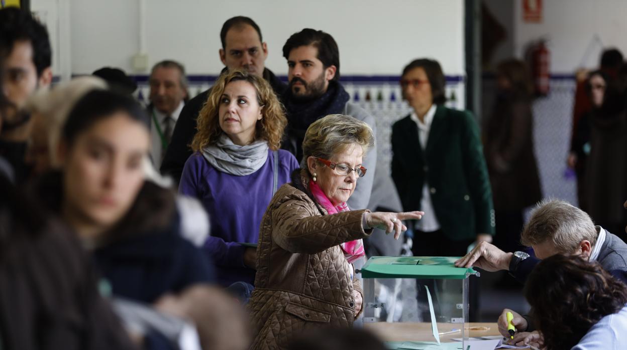 Cordobeses ejercitando su derecho al voto esta mañana en Córdoba