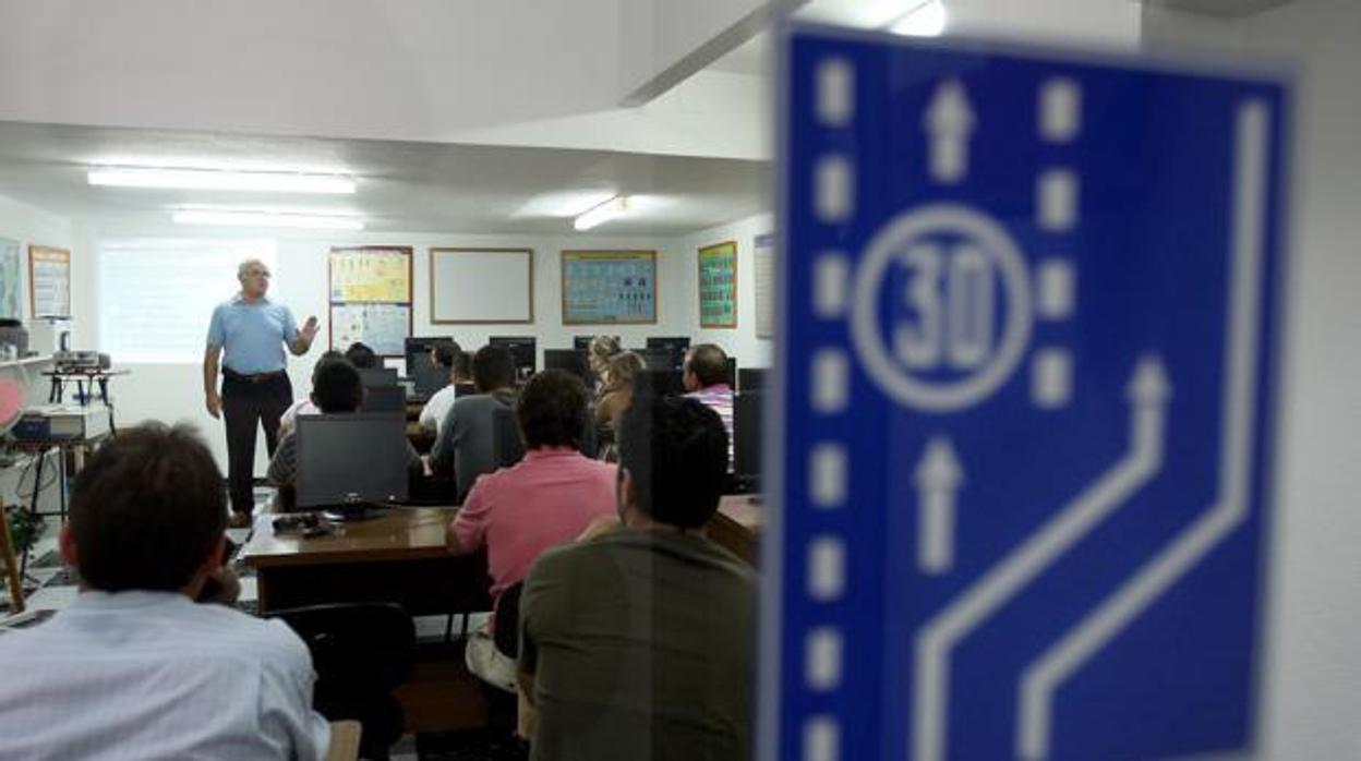 Alumnos dando clase en una autoescuela