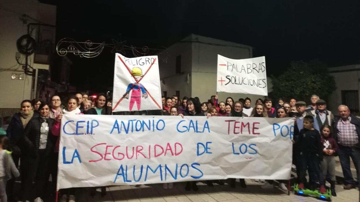 Concentración de padres y madres de los alumnos del centro