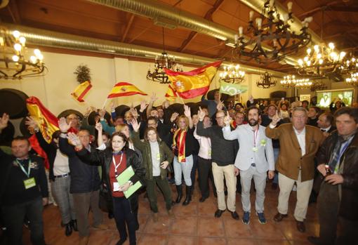 Ambiente festivo en la noche electoral de Vox Córdoba