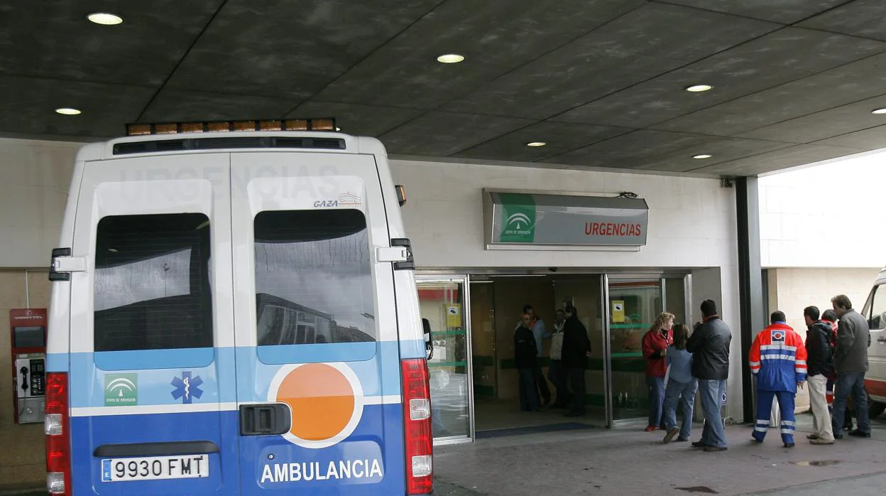 Una ambulancia en la zona de Urgencias del Hospital Reina Sofía
