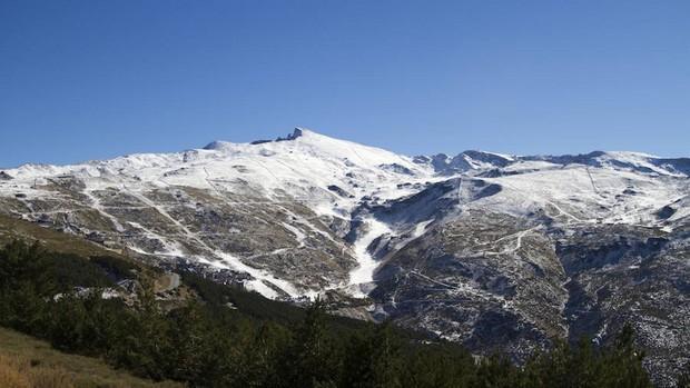 Muere un nuevo montañero al caer por un barranco en Sierra Nevada, el segundo en apenas una semana