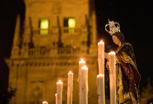 Imagen de la Inmaculada Concepción con la torre de la Mezquita-Catedral de fondo