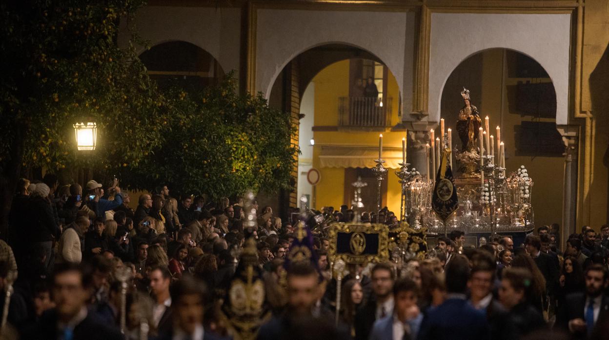 La imagen de la Inmaculada Concepción entra en el Patio de los Naranjos acompañada por los jóvenes