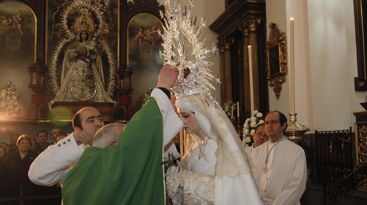 Imposición de la nueva corona de la Virgen de la Paz y Esperanza en el año 2013