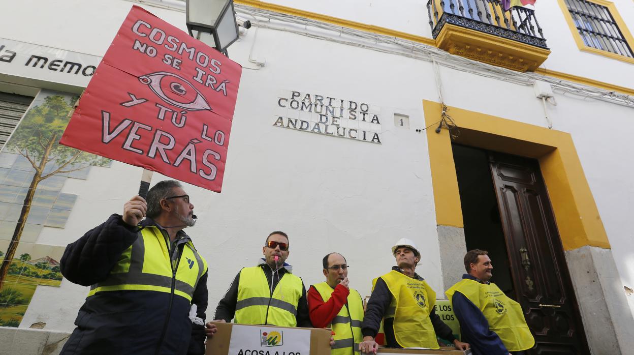 Trabajadores de Cosmos a las puertas de la sede del Partido Comunista