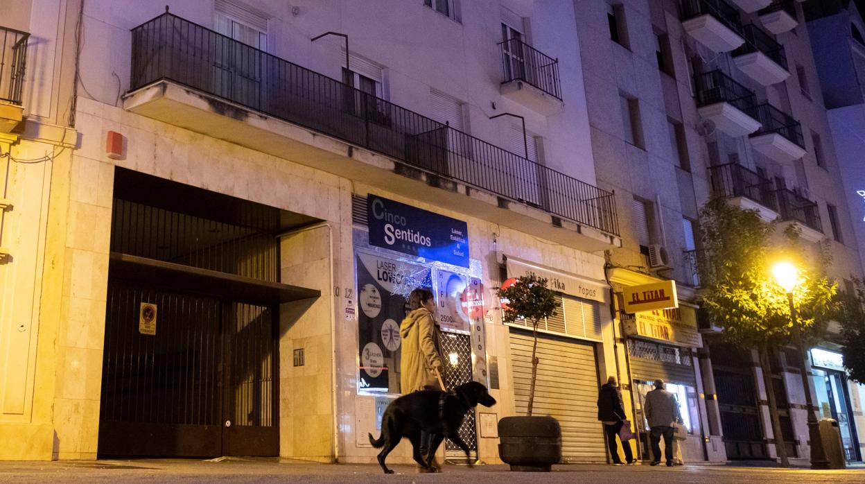 Una discusión entre una mujer y su expareja acaba con un perro arrojado desde un quinto piso en Huelva