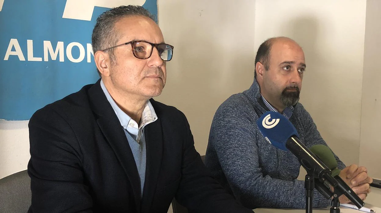 De izquierda a derecha: Manuel Ángel Fernandez y José Antonio Faraco, concejales del PP en Almonte