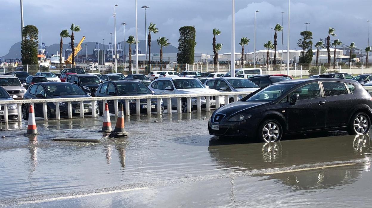 Imagen de una arqueta desbordada y de una vía anegada en la zona de dominio portuario de Algeciras.