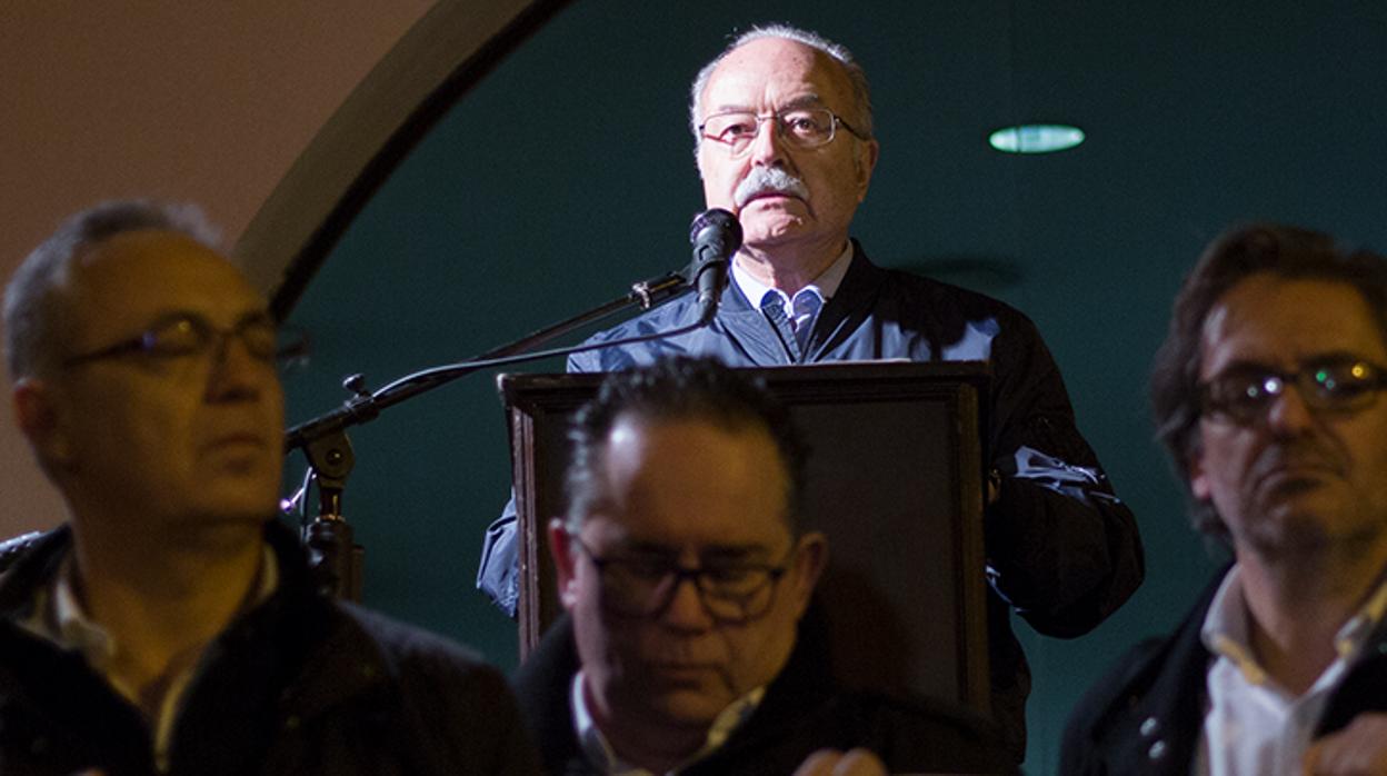 Manuel Morón lee el manifiesto durante la concentración celebrada este jueves en Algeciras.