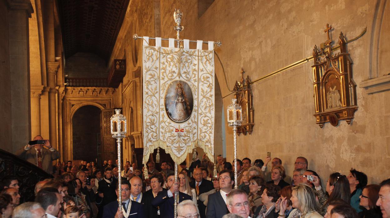 El Simpecado de la hermandad del Rocío de Córdoba en el interior de la iglesia de San Pablo