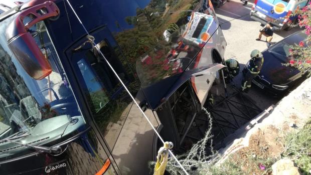 Varios heridos al caer un autobús desde encima de una muralla en la localidad malagueña de Álora