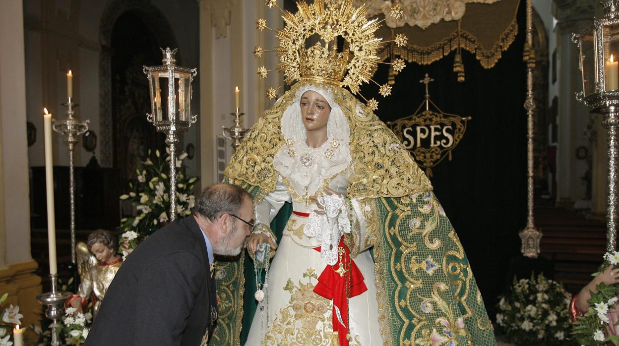 María Santísima de la Esperanza en su solemene besamanos en el año 2007