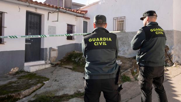 Efectivos de la Guardia Civil custodian la vivienda de la joven zamorana Laura Lelmo