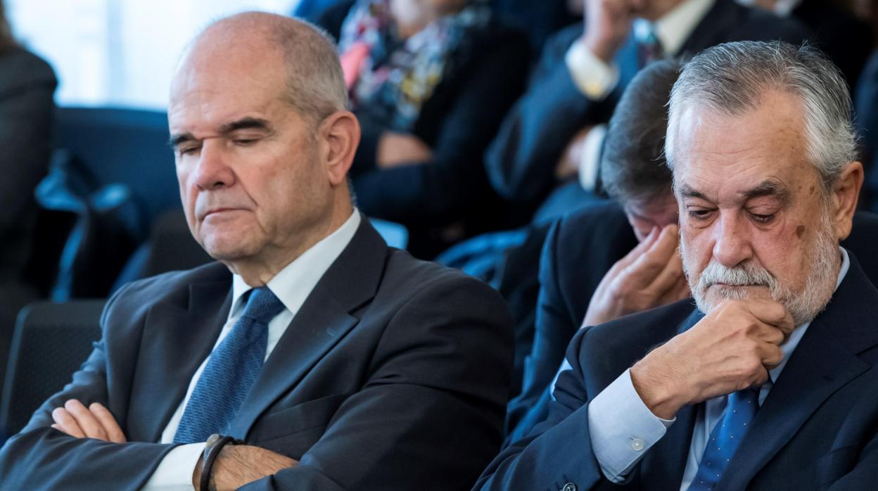 Los expresidentes andaluces Manuel Chaves y José Antonio Griñán, en la sala de la Audiencia de Sevilla