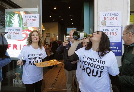 Las empleadas de la La administración de lotería ubicada en la Avenida del Puerto de Cádiz vendió el año pasado varios décimos del Gordo