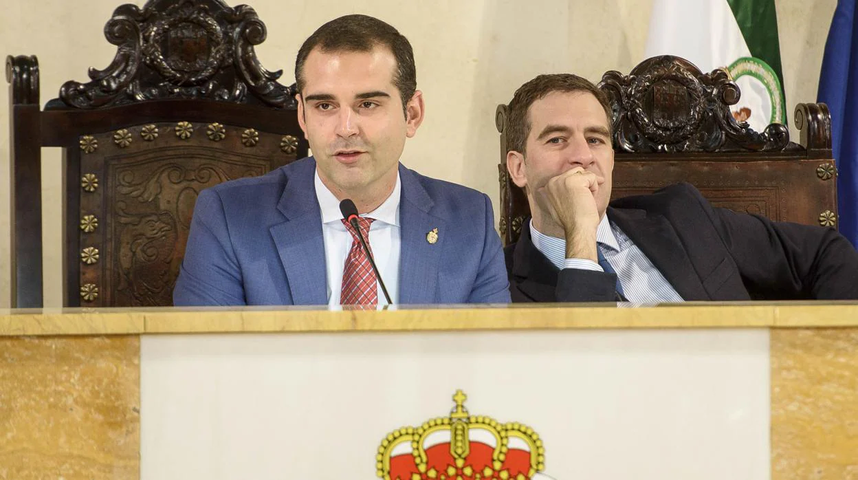 El alcalde de Almería, Ramón Fernández-Pacheco y el concejal de Desarrollo y Vivienda, Miguel A. Castellón.